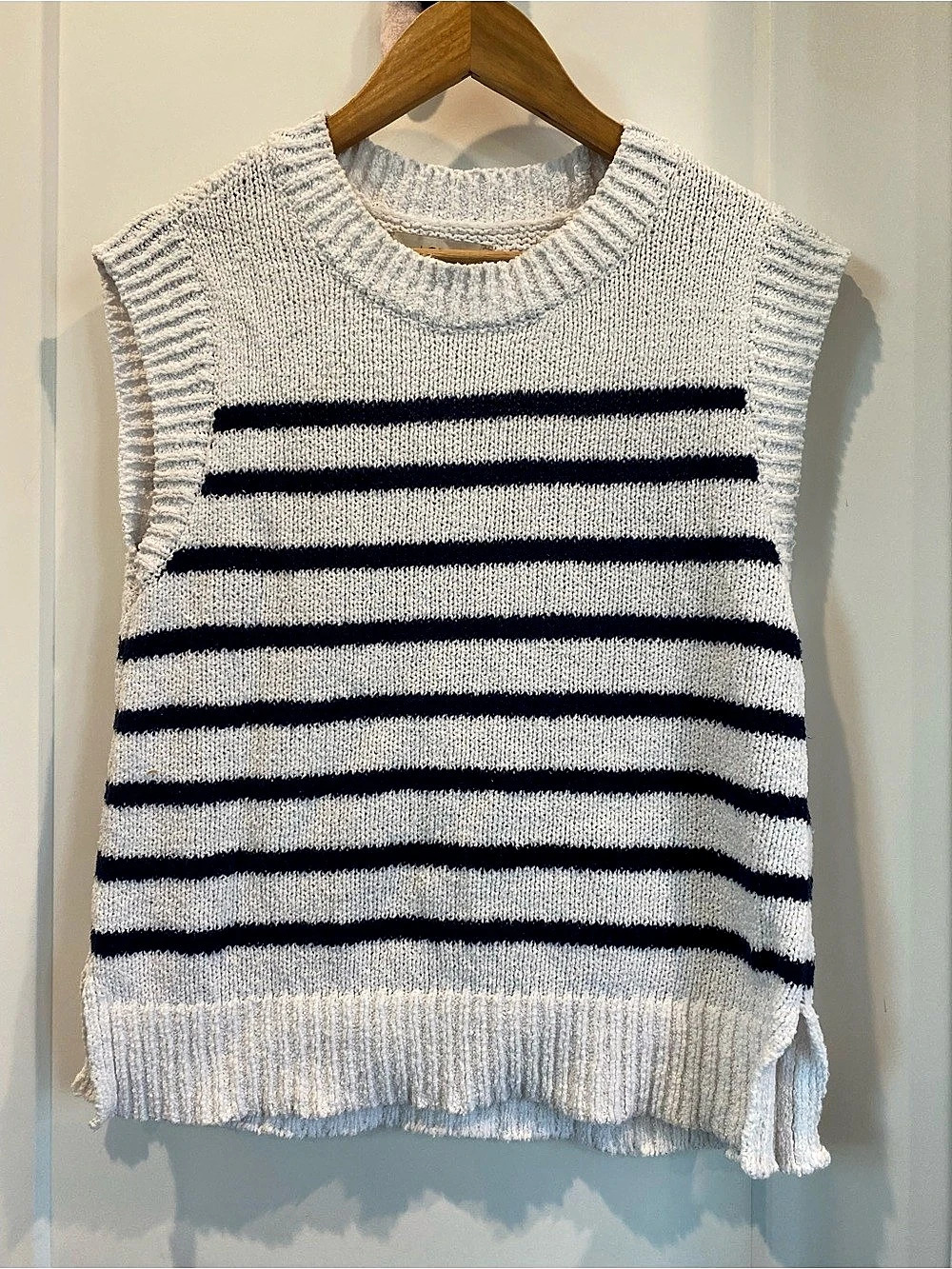 LOFT Striped Crew Neck Sweater Vest in White & Black Size Medium